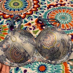 Victoria’s Secret very sexy multi way bra. Can be used strapless. Multicolor.